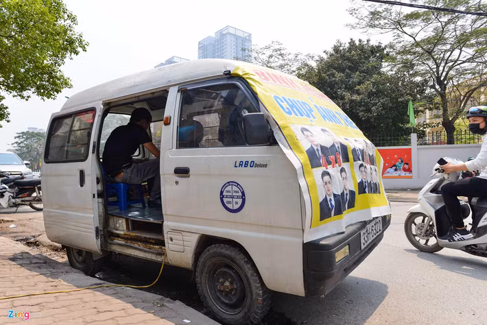 Cửa hàng chính của chủ tiệm là một chiếc ôtô bán tải cũ, đặt bộ máy tính bên trong, xung quanh dán chằng chịt ảnh chân dung quảng cáo chụp ảnh thẻ, CMND.