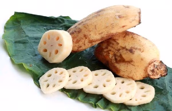  Củ sen. Củ sen rất được chuộng ăn vào mùa hè nhờ thanh mát, giàu dinh dưỡng. Tuy nhiên, nhiều thương lái sẽ tận dụng chất tẩy trắng để củ sen có vẻ ngoài bắt mắt.