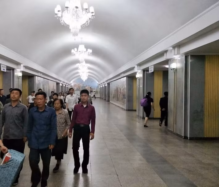 Là một du học sinh, Alek Sigley có nhiều quyền tự do hơn khách du lịch thông thường. Chẳng hạn, anh được phép thoải mái sử dụng tàu điện ngầm mà không cần người bản địa "hộ tống". Ảnh: Quang cảnh bên trong ga tàu Rakwon, Bình Nhưỡng, tháng 6/2019.