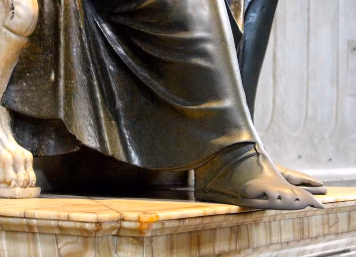 Bàn chân của bức tượng Thánh Peter ở Vatican đã mòn đi sau nhiều thế kỷ bị người hành hương sờ vào. Đây cũng là một minh chứng cho thấy thời gian có thể “ăn mòn” mọi thứ. (Nguồn ảnh: BrightSide)