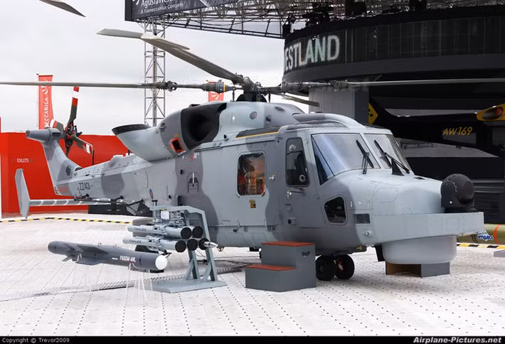 Theo nhà sản xuất, AW159 có thể mang tới 4 quả tên lửa hành trình Sea Venom có tầm bắn 20km, đánh chìm được các tàu chiến cỡ 50-1.000 tấn bằng đầu đạn 30kg. Thậm chí, khi cần, Sea Venom có thể được sử dụng như tên lửa không đối đất với độ chính xác cao. Nguồn ảnh: Airliners.net