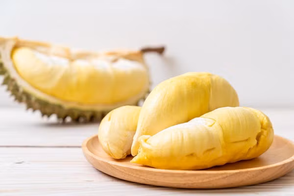 Sầu riêng. Sầu riêng được ví là “vua của các loại quả” nhờ hàm lượng dinh dưỡng cao. Đây cũng là lý do khiến chúng không nên được ăn nhiều buổi tối.