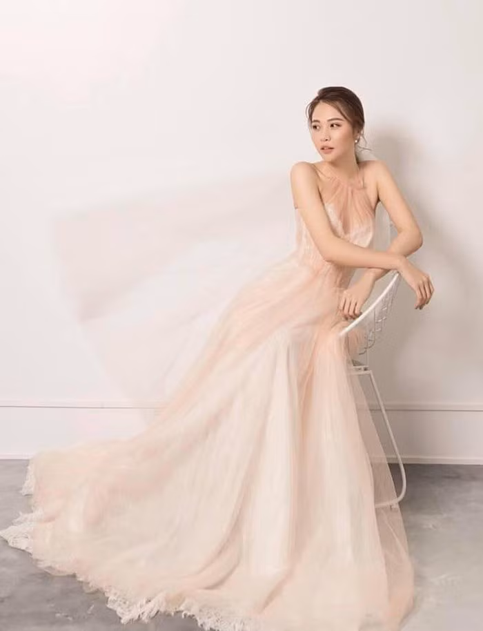 Cô dâu Đàm Thu Trang khoe vẻ đẹp ngọt ngào trong chiếc váy màu hồng pastel bồng bềnh.