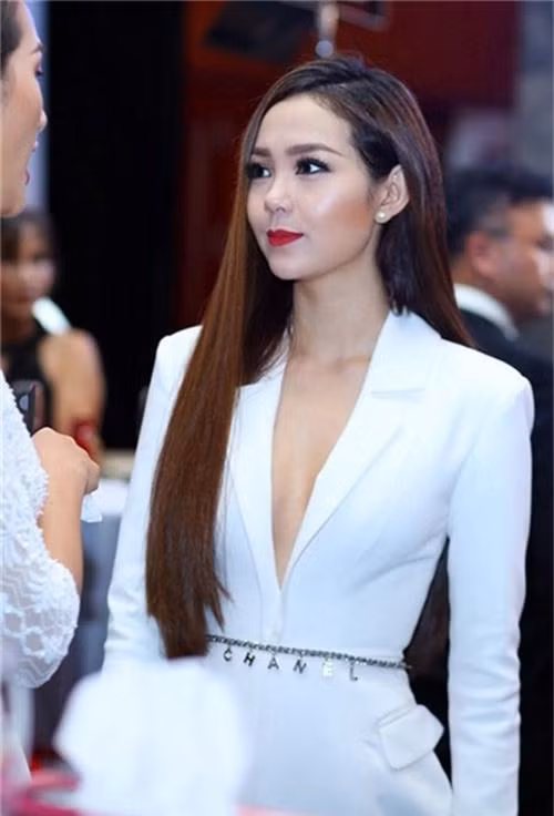 Minh Hằng ghi điểm trong mắt khán giả với mẫu vest trắng có chi tiết thắt eo độc đáo. Ảnh: pose.