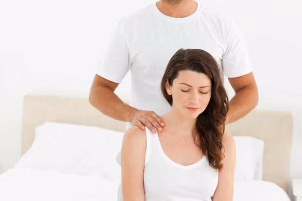 Thay vì nhanh chóng lên giường đi ngủ, cặp đôi nên dành thời gian xoa bóp cho nhau. Xoa bóp giúp đối phương thư giãn, dễ chịu hơn rất nhiều. Nó cũng giúp nửa kia cảm thấy mình được quan tâm, có người đồng hành dù thuận lợi hay khó khăn.