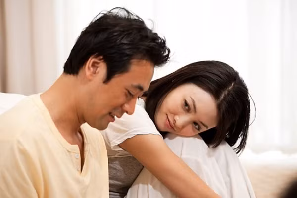 Khi kể cho đối phương về bí mật của mình, bạn nên đề cập đến suy nghĩ, cảm xúc của bản thân. Điều này rất tốt cho tình cảm đôi bên, khiến anh ấy hiểu hơn về bạn. Nhờ vậy, tình cảm hai người sẽ ngày càng thăng hoa.