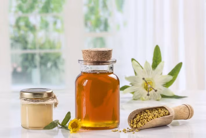 Sữa ong chúa trị bệnh mất ngủ kinh niên về đêm rất hiệu quả. Ảnh: hellobacsi.