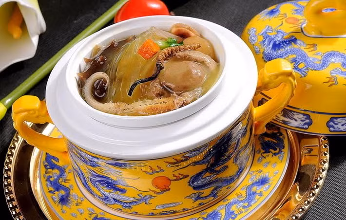 Để có được bát “Phật nhảy tường” thưởng thức trong chốc lát, đầu bếp phải mất tới hai đến ba ngày để chế biến.