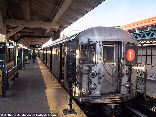Ga tàu hỏa gần thành phố New York vắng hoe.