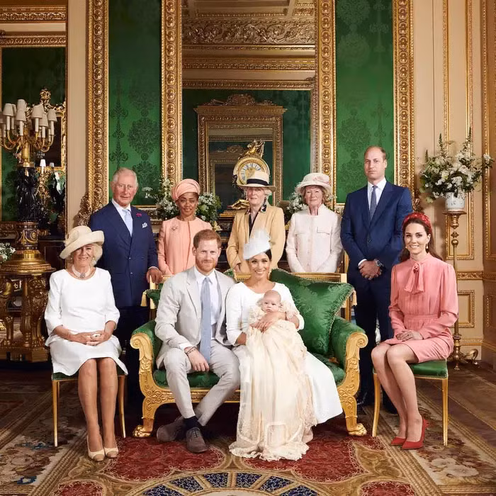 Tháng 7/2019: Meghan, Harry và đại gia đình hoàng gia cùng tham dự lễ rửa tội của bé Archie vào ngày 6/7/2019. Meghan mặc chiếc váy màu kem hiệu Dior, rất phù hợp với sự kiện đặc biệt này.