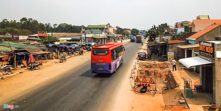 Theo người dân địa phương, việc thi công chắp vá, chậm tiến độ, kéo dài thời gian thi công để lại nhiều hố sâu ven quốc lộ 1 gây ảnh hưởng lớn đến cuộc sống người dân. Dự án có chiều dài 18 km với tổng mức đầu tư hơn 761 tỷ đồng, do Sở Giao thông Vận tải Quảng Ngãi làm chủ đầu tư.