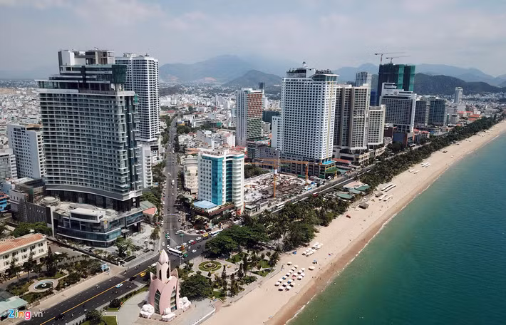 Bên cạnh sở hữu bãi biển đẹp, TP Nha Trang còn có tuyến đường Trần Phú rất sầm uất. Con đường này được xem là xương sống của cả Nha Trang.