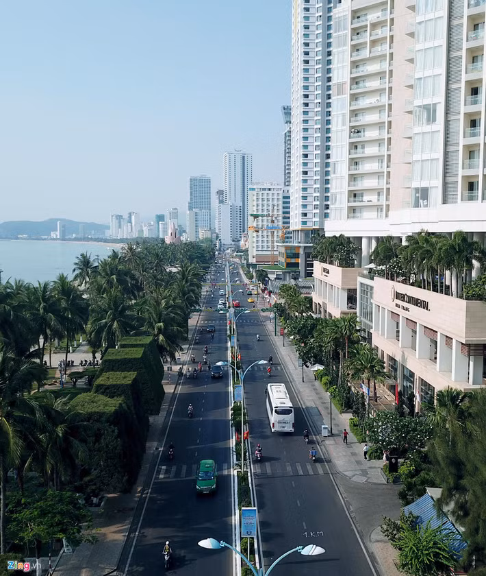 Do quy hoạch của chính quyền địa phương còn nhiều bất cập nên dọc tuyến đường này có rất nhiều tòa nhà cao tầng. Điều này dẫn đến bên trong nội thành bị "bịt kín", thiếu sự thoáng mát ở nơi phố biển.