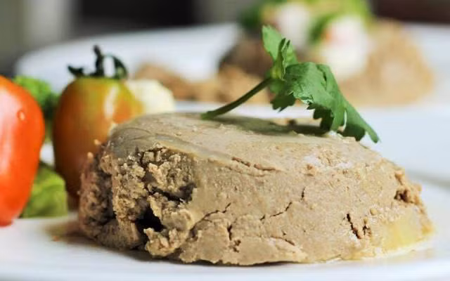 Người bị cao huyết áp cũng không nên ăn pate gan lợn bởi ăn quá nhiều pate có thể dẫn tới hiện tượng xơ vữa động mạnh và làm bệnh tim nặng hơn. Ảnh: foody.