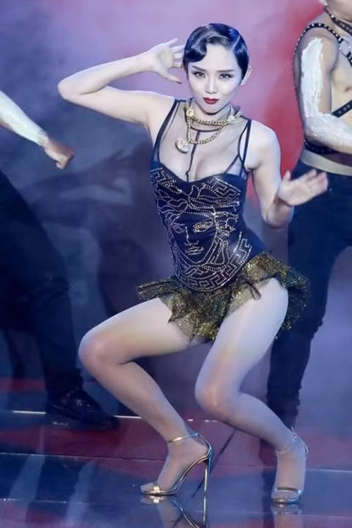 Tóc Tiên - cô ca sĩ nóng bỏng của showbiz Việt trong trang phục bó chẽn, khoe triệt để vòng 1 và đôi chân dài của mình. Ảnh: 24h.