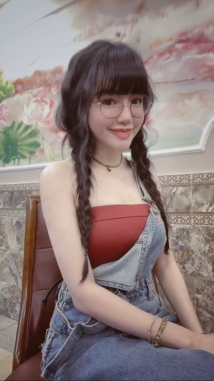 Là mỹ nhân được biết đến đầu tiên nhờ vòng 1 khủng, Nguyễn Kim Hồng tức Elly Trần có những cố gắng nhất định để thoát mác mỹ nhân không có gì để khoe, ngoài thân thể. Năm 2012, cô từng nhận giải Nữ diễn viên phim truyền hình xuất sắc nhất cho vai An, trong bộ phim “Khát vọng thượng lưu” chiếu giờ vàng trên VTV3.