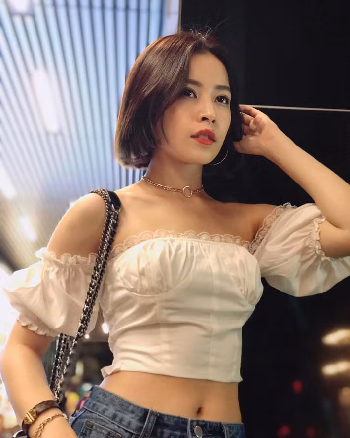 Set đồ đơn giản nhưng bắt trend của Chi Pu. Ảnh: pose.