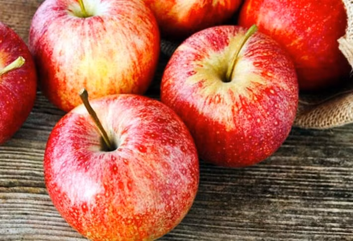 Đặc biệt, táo chứa tinh chất Pectin - một hoạt chất giúp loại bỏ các chất độc tích tụ lại ở gan, từ đó tăng cường chức năng và bảo vệ gan. Ảnh: vov.