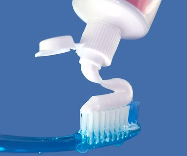 Theo nha sĩ, thay vì phủ kín kem đánh răng lên bề mặt bàn chải, bạn chỉ cần lượng kem tương đương một hạt đậu. Việc dùng nhiều kem đánh răng không chỉ gây lãng phí mà còn ảnh hưởng đến sức khỏe răng miệng.