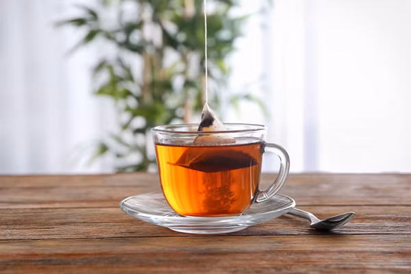 Để giảm vị đắng chát, bạn nên hãm túi trà trong nước. Cách này khiến các axit tannic nằm sâu trong túi trà khó thoát ra. Ngược lại, dùng tay vắt túi lọc dễ giải phóng axit tannic, khiến chúng tách ra và nhanh chóng đi vào ly nước, ảnh hưởng đến độ thơm ngon của đồ uống.