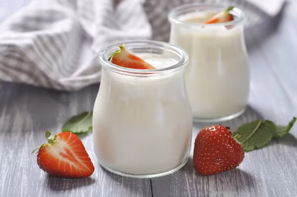 Sữa chua chứa rất nhiều các vi khuẩn sống, nhất là các men vi sinh. Đây là những lợi khuẩn cực tốt cho hệ tiêu hóa. Một cuộc nghiên cứu đã chỉ ra rằng, sau ba tuần sử dụng các bệnh nhân IBS đã cải thiện đáng kể chứng đầy hơi và tần suất phân của mình.