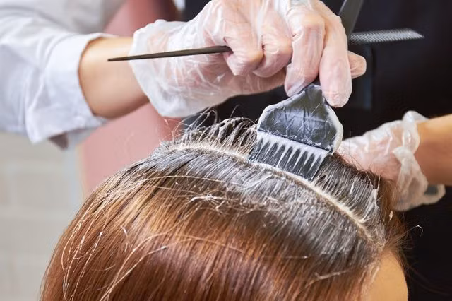 Formaldehyde cũng là một thành phần độc hại được tìm thấy trong sơn móng tay, keo dán mi, thuốc nhuộm tóc và làm thẳng tóc. Ảnh: Livestrong.