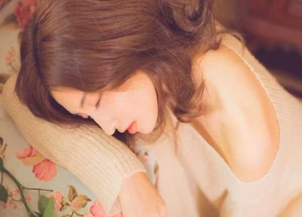 Ở gần phụ nữ oán trách cuộc sống, ban đầu nam giới sẽ thấy họ thật yếu mềm, gắng sức che chở. Xét cho cùng, chúng ta cố gắng mỗi ngày đều mong muốn cuộc sống tươi sáng hơn. Bên cạnh người toàn năng lượng tiêu cực, sớm muộn chàng trai sẽ bị ảnh hưởng. Phụ nữ xinh đẹp, đàn ông ngắm mãi cũng chán. Vậy nhưng, nam giới gồng mình mãi sẽ có lúc mệt mỏi.