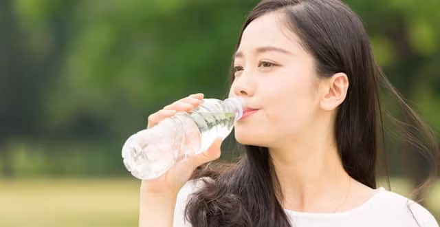 Khi không khí ô nhiễm, bạn cũng nên uống nhiều nước hơn. Việc làm này sẽ giúp dẫn lưu của mũi xoang tốt hơn, tránh ứ đọng bụi bẩn, vi khuẩn. Ảnh: trithucvn.
