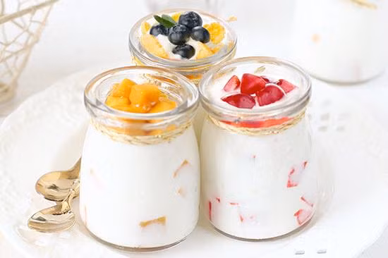 Ngoài ra, sữa chua cũng là thực phẩm được các chuyên gia sức khoẻ khuyên dùng do việc tiêu thụ sữa chua hàng ngày sẽ giúp bạn có vòng 3 săn chắc, tròn đầy hơn. Ảnh: dayphache.