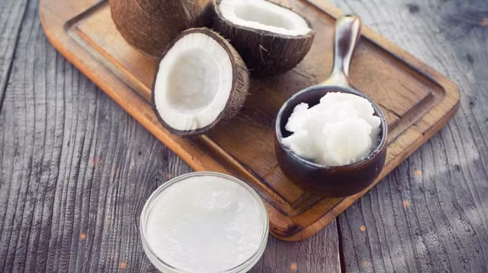 Bạn có thể đánh răng với dầu dừa hàng ngày trong 15 - 20 phút để loại bỏ vi khuẩn, giảm mảng bám, từ đó làm răng của bạn trắng sáng hơn. Ảnh: wp.