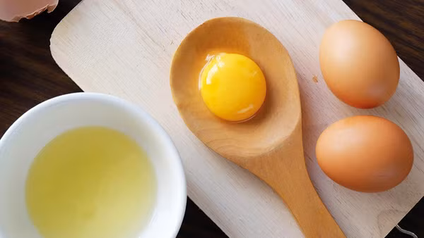 Tuy nhiên, trứng chỉ tốt cho sức khỏe khi được bảo quản đúng cách. Một khi phát hiện những dấu hiệu bất thường trên trứng, tuyệt đối không nên mua về chế biến món ăn.