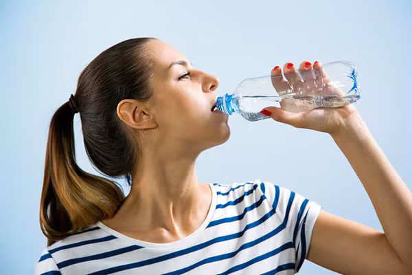 Trong khi đó, nước uống thông thường chứa rất ít ion. Nếu uống nhiều nước sau khi chạy, ngoài việc gây khó chịu đường tiêu hóa còn dễ gây rối loạn điện giải trong cơ thể. Trường hợp nặng có thể xuất hiện các triệu chứng như chóng mặt.