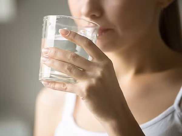 Uống nhiều nước sau khi chạy. Vận động khiến cơ thể tiết nhiều mồ hôi. Đáng lưu ý, mồ hôi không phải nước tinh khiết mà chứa nhiều ion natri, các chất hữu cơ. Càng ra nhiều mồ hôi đồng nghĩa với việc mất đi càng nhiều ion trong cơ thể.