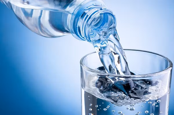 Để đảm bảo sức khỏe, bạn nên uống đủ nước (khoảng 2 lít mỗi ngày). Lượng nước uống vào giúp quá trình thải độc diễn ra thuận lợi. Tuyệt đối không nhịn tiểu bởi hành động này dễ dẫn đến các bệnh thận, tuyến tiền liệt.