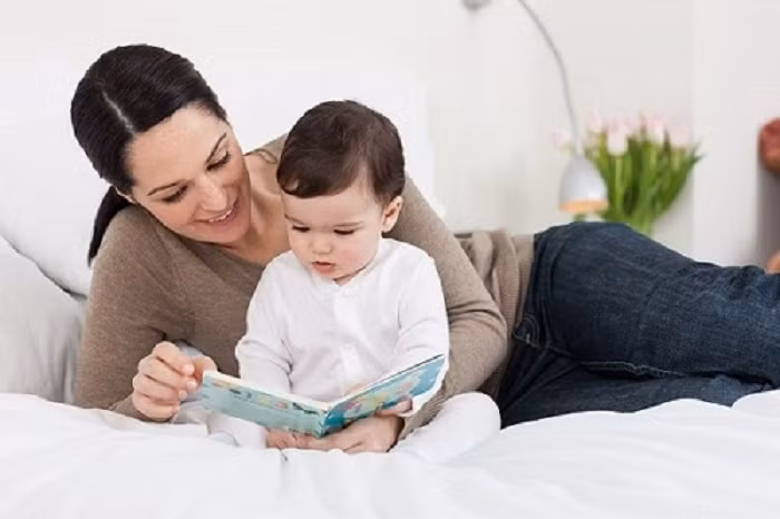 Ngủ với ông bà khiến bé mất đi cơ hội tương tác với bố mẹ, được mẹ âu yếm, đọc truyện cho nghe hay chia sẻ với mẹ về những gì xảy ra trong ngày cũng như những gì trẻ muốn làm vào ngày hôm sau. Ảnh: Internet.