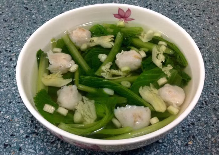 Chuyên gia sức khỏe cho biết, rau lá xanh khi được hâm nóng về cơ bản không còn nhiều dưỡng chất.