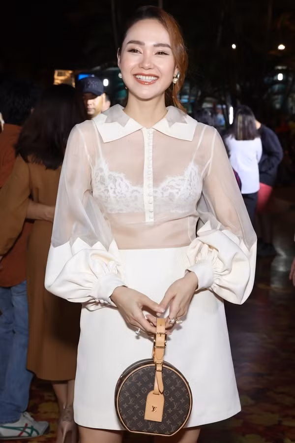 Minh Hằng trở thành tâm điểm tại một sự kiện khi diện chiếc váy xuyên thấu với tông nền màu kem. Ảnh: vietnamnet.