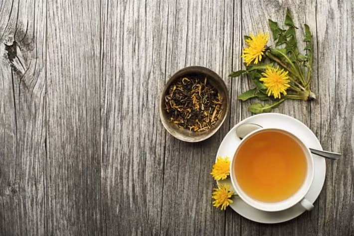 Trà rễ cây bồ công anh cũng là loại đồ uống có khả năng làm sạch thận. Ảnh: hellobacsi.