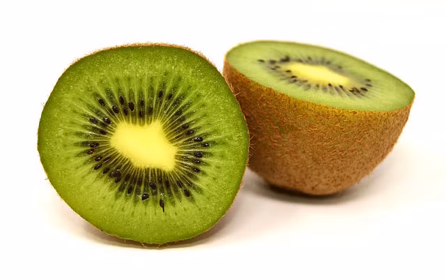 Kiwi là loại trái cây có thể giúp ngăn ngừa tình trạng máu đóng cục nguy hiểm. Ảnh: hhdresearch.