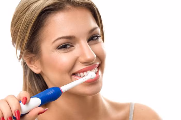 Bàn chải đánh răng. Lông bàn chải với môi trường ẩm ướt là điều kiện lý tưởng để vi khuẩn sinh sôi. Việc dùng chung dụng cụ vệ sinh cá nhân này khiến vi khuẩn gây hại dễ dàng chuyển từ miệng người này sang người khác. Tình trạng sẽ trở nên nghiêm trọng hơn nếu người dùng có vấn đề răng miệng như lở loét, chảy máu chân răng.