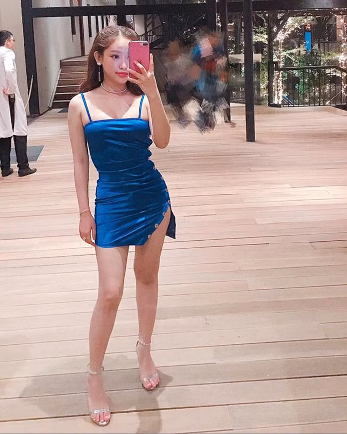 Hoặc những chiếc váy body bó sát chỉ vừa đủ che vòng 3.