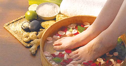 Ngâm chân là cách làm ấm, bồi bổ thận dương, có lợi cho sự tăng trưởng dương khí cơ thể. Không chỉ mùa đông, mùa hè ngâm chân cũng mang lại lợi ích sức khỏe.