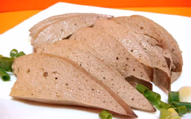 Bạn có thể ngâm gan trong sữa tươi không đường. Ảnh: cooky.