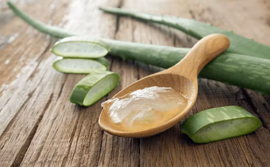 Sau đó, bạn đun hỗn hợp này trên lửa nhỏ khoảng 5 phút, cho gel nha đam vào rồi tắt bếp. Ảnh: cloudinary.