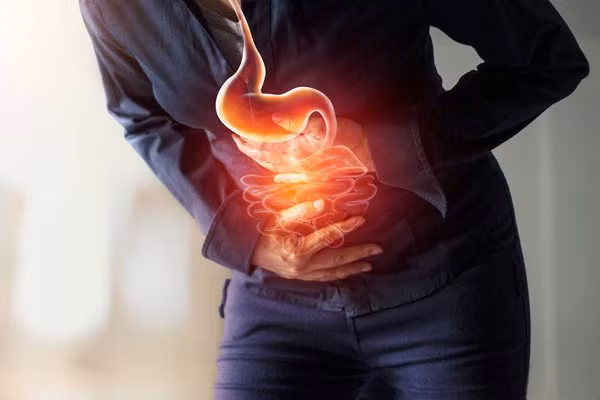 Người bị táo bón. Sữa chua giúp thúc đẩy nhu động ruột. Nó cũng là nguồn bổ sung nước dồi dào. Đây là lí do người trung niên, người già, phụ nữ mang thai thường được khuyên ăn sữa chua để cải thiện tình trạng sức khỏe. 