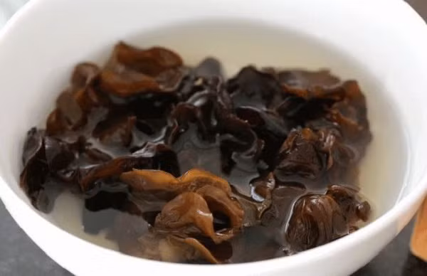 Các chuyên gia cho biết, thời gian ngâm trước khi chế biến của các loại nấm này nên không quá 30 phút, ngâm càng lâu thì càng hại sức khỏe. Bạn nên dùng một lượng vừa đủ và không giữ lại chúng cho lần sau nếu ngâm nhiều.