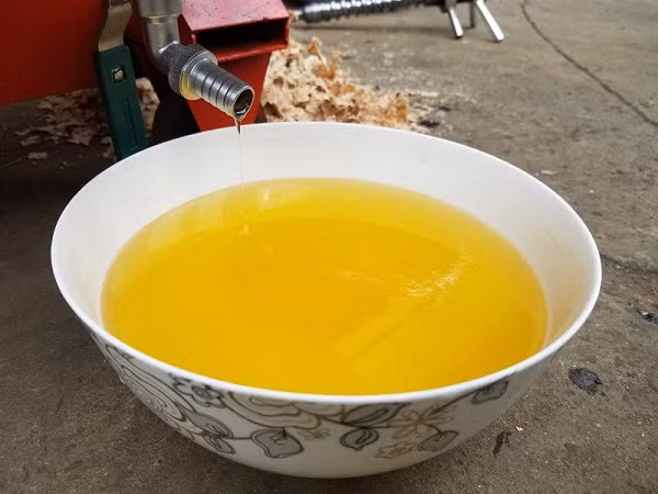 Ngay cả khi đun dầu ở nhiệt độ cao cũng khó có thể loại bỏ độc tố trong chúng. Nguyên nhân bởi nhiệt độ nhiệt phân của aflatoxin lên tới 280ºC. Nó cũng có khả năng chống lại tia cực tím, tủ khử trùng không thể loại bỏ tác hại của chúng.