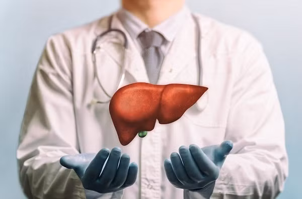 Để sớm phát hiện các vấn đề về gan, chuyên gia sức khỏe khuyên những người thường xuyên căng thẳng, lo lắng; mắt khô, nhức, nhìn thấy ảo ảnh; phân ẩm, dễ dính vào bồn cầu; người có vùng eo ngấn mỡ, hay ra mồ hôi, cơ thể “nặng mùi”, khó ngủ về đêm, thường xuyên tỉnh giấc giữa chừng, hay mê man; da đầu nhờn, tóc nhiều dầu, hay rụng tóc... cần chú ý bồi bổ gan, khám sức khỏe định kỳ để phát hiện sớm bất thường về gan. Từ đó, có cách điều trị kịp thời, tăng hiệu quả trị bệnh.
