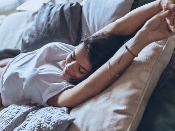 Để tránh tình trạng này, bạn nên tận dụng điều hòa để điều chỉnh nhiệt độ phòng phù hợp mà không cần dùng đến chăn. Bạn cũng có thể dùng những chiếc chăn mỏng làm từ vải sợi tre – loại vải có đặc tính kháng khuẩn. Nó được đánh giá mềm hơn, thấm hút tốt hơn loại cotton thông thường.