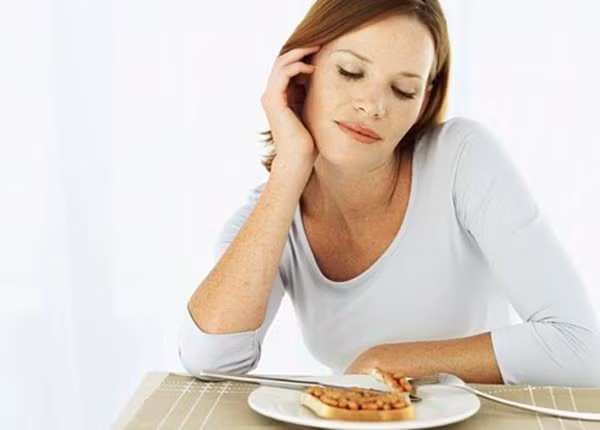 1. Bỏ bữa sáng: Quy tắc ăn ba bữa là một trong những cách điều hòa gan cơ bản nhất. Ngược lại, bỏ bữa sáng sẽ khiến mật bị cô đặc. Về lâu dài còn gây nguy cơ sỏi mật, ảnh hưởng không tốt đến hệ tiêu hóa. Hậu quả là gan bị tổn thương và dần mất đi khả năng giải độc của nó. Lúc này, cơ thể sẽ tích tụ ngày càng nhiều độc tố gây hại.